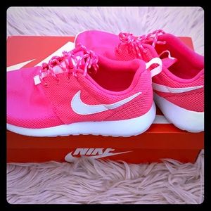 Nike Roche’ in hot pink